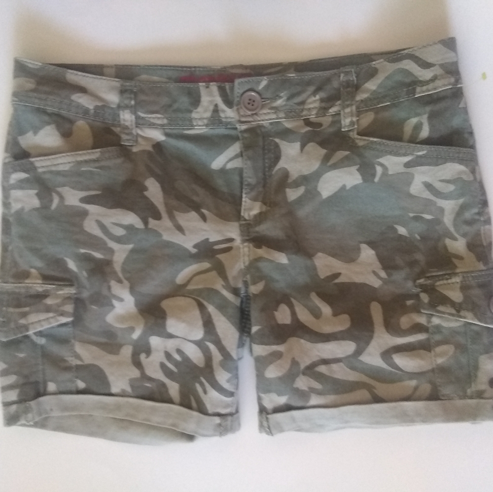 BOGO Camo Print Junior Bermuda Shorts SZ 9